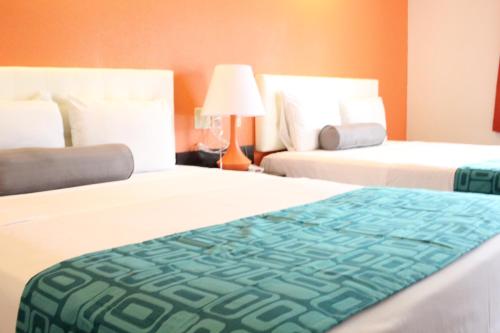 Habitación con 2 camas grandes - No fumadores del hotel Howard Johnson By Wyndham Lake George. Foto 1