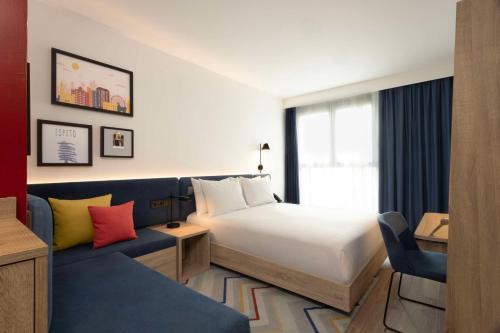 Habitación con cama extragrande del hotel Hampton by Hilton Malaga Martiricos. Foto 1