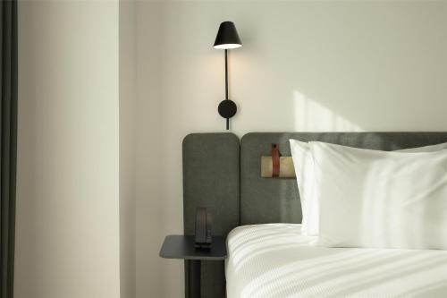 Habitación con cama extragrande del hotel Hampton by Hilton Malaga Martiricos. Foto 8