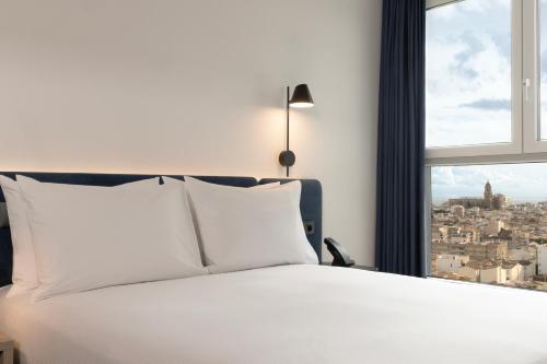 Habitación con cama extragrande del hotel Hampton by Hilton Malaga Martiricos. Foto 9