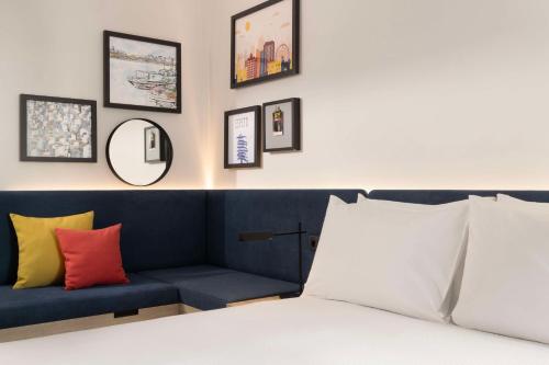 Habitación con sofá cama - 1 cama grande del hotel Hampton by Hilton Malaga Martiricos. Foto 2