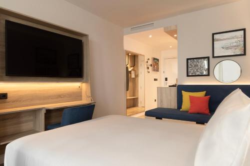 Habitación con sofá cama - 1 cama grande del hotel Hampton by Hilton Malaga Martiricos. Foto 8