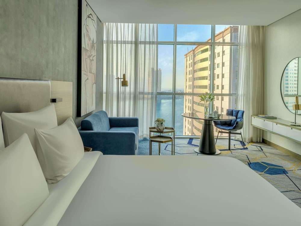 Habitación Superior con Cama King Size - Vistas a la Ciudad del hotel Pullman Sharjah. Foto 3