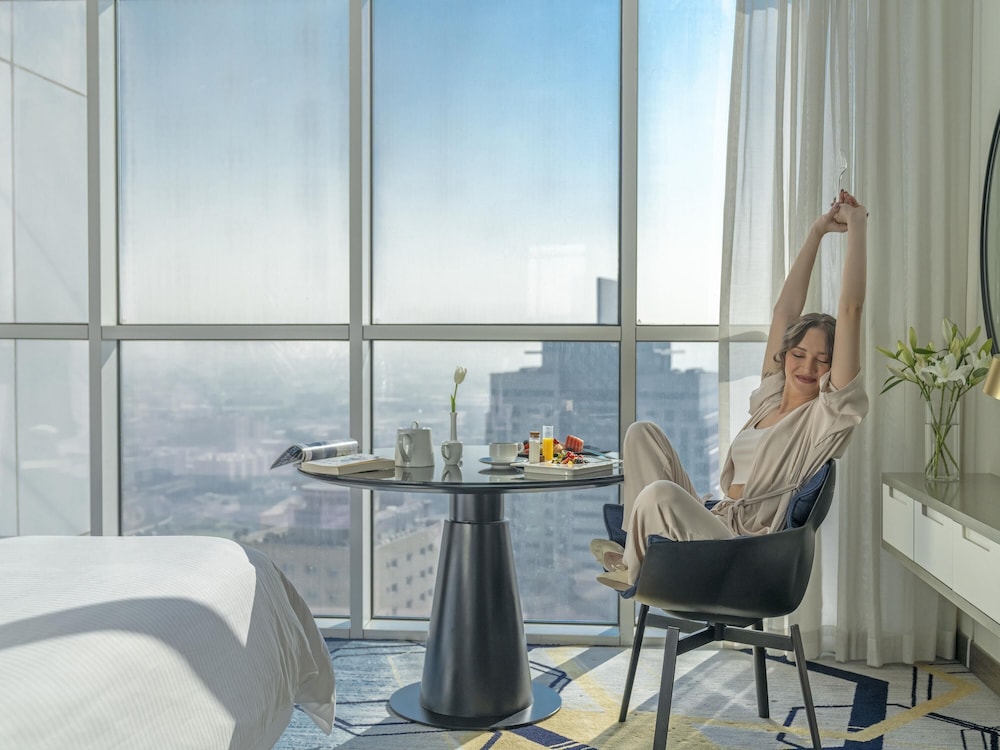 Habitación Superior con Cama King Size - Vistas a la Ciudad del hotel Pullman Sharjah. Foto 4