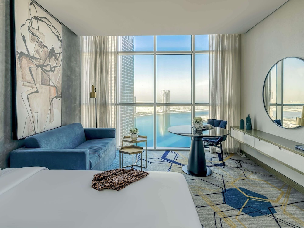 Habitación Deluxe con Dos Camas Individuales - Vistas a la Laguna del hotel Pullman Sharjah. Foto 4