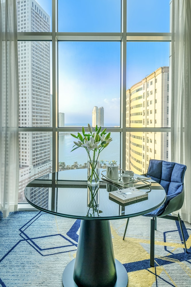 Habitación Deluxe con Dos Camas Individuales - Vistas a la Laguna del hotel Pullman Sharjah. Foto 6