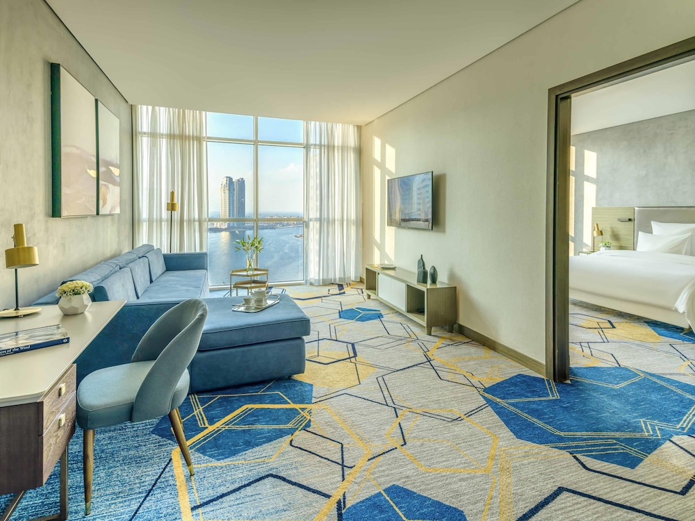 Suite Ejecutiva con Cama King Size y Sala de Estar - Vistas a la Ciudad del hotel Pullman Sharjah