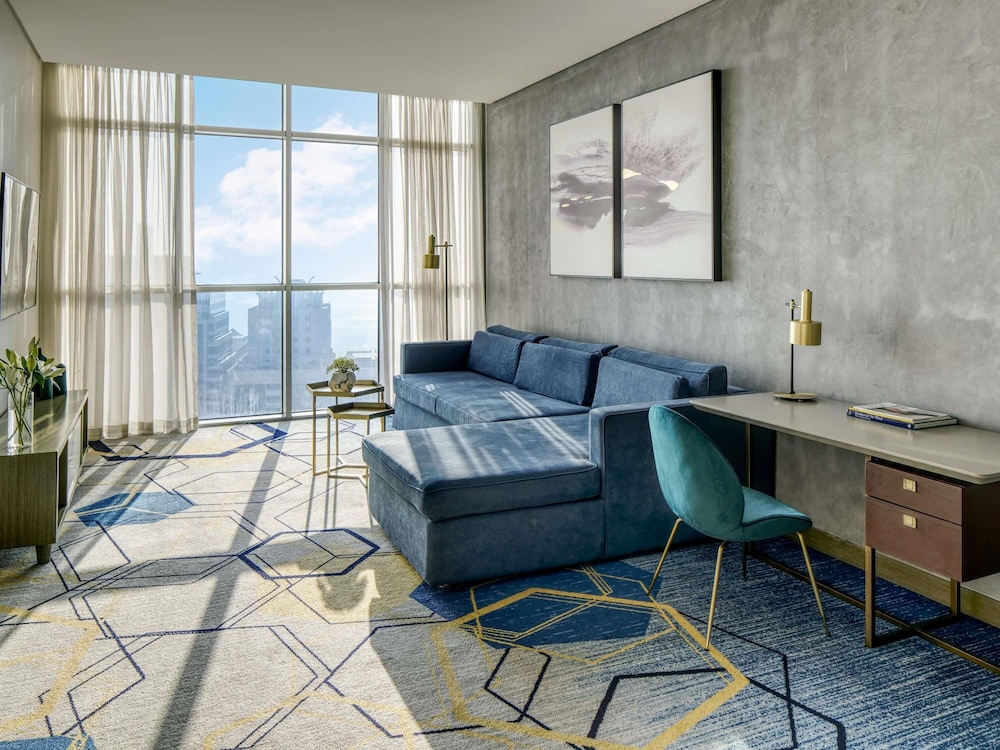 Suite Ejecutiva con Cama King Size y Sala de Estar - Vistas a la Ciudad del hotel Pullman Sharjah. Foto 3