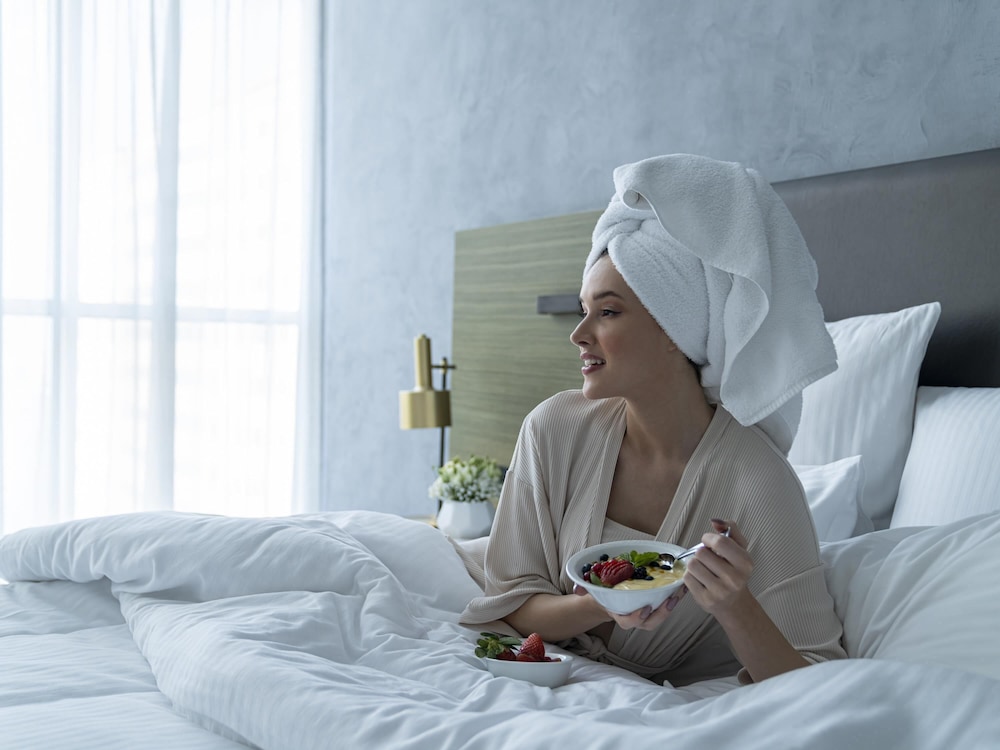 Suite Ejecutiva con Cama King Size y Sala de Estar - Vistas a la Ciudad del hotel Pullman Sharjah. Foto 4