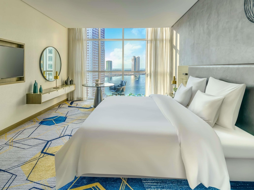 Suite Ejecutiva con Cama King Size y Sala de Estar - Vistas a la Ciudad del hotel Pullman Sharjah. Foto 5