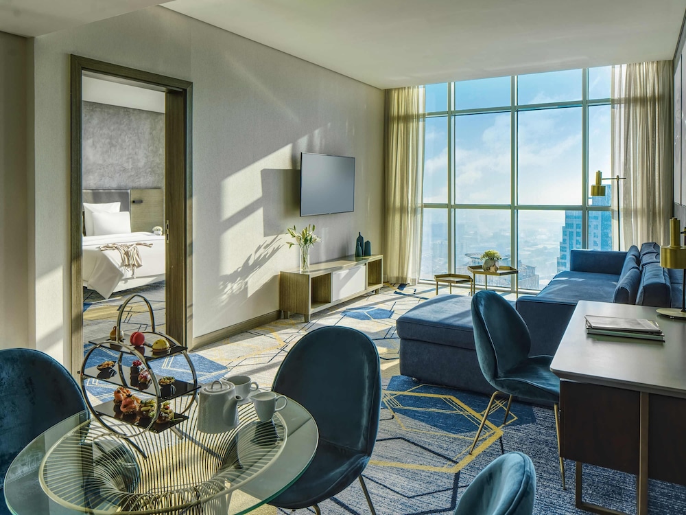 Suite Deluxe con Cama King Size y Sala de Estar - Vistas a la Laguna del hotel Pullman Sharjah