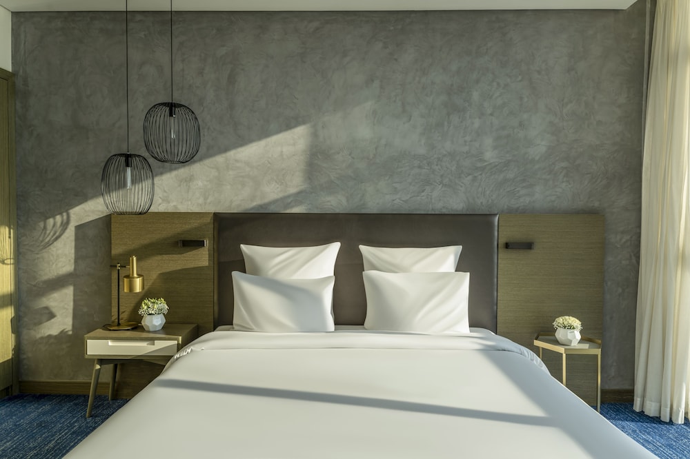 Suite Deluxe con Cama King Size y Sala de Estar - Vistas a la Laguna del hotel Pullman Sharjah. Foto 1