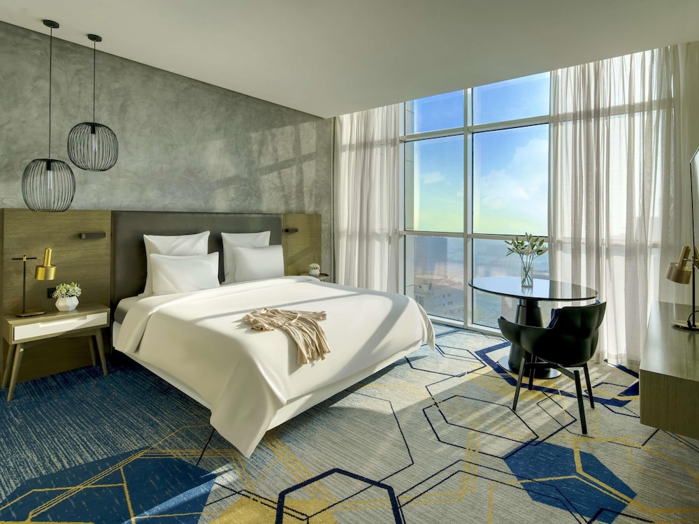 Suite Deluxe con Cama King Size y Sala de Estar - Vistas a la Laguna del hotel Pullman Sharjah. Foto 3