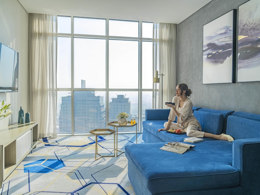 Suite Deluxe con Cama King Size y Sala de Estar - Vistas a la Laguna del hotel Pullman Sharjah. Foto 4