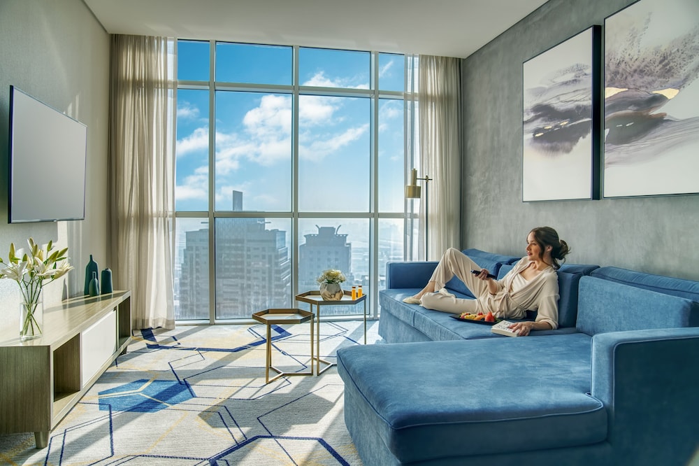 Suite Deluxe con Cama King Size y Sala de Estar - Vistas a la Laguna del hotel Pullman Sharjah. Foto 8
