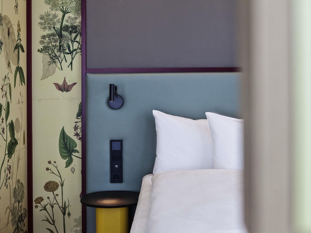 Su habitación con dos camas, Una estancia relajante para dos personas. También con puerta de comunicación del hotel Ibis Styles Klagenfurt Am Woerthersee. Foto 2