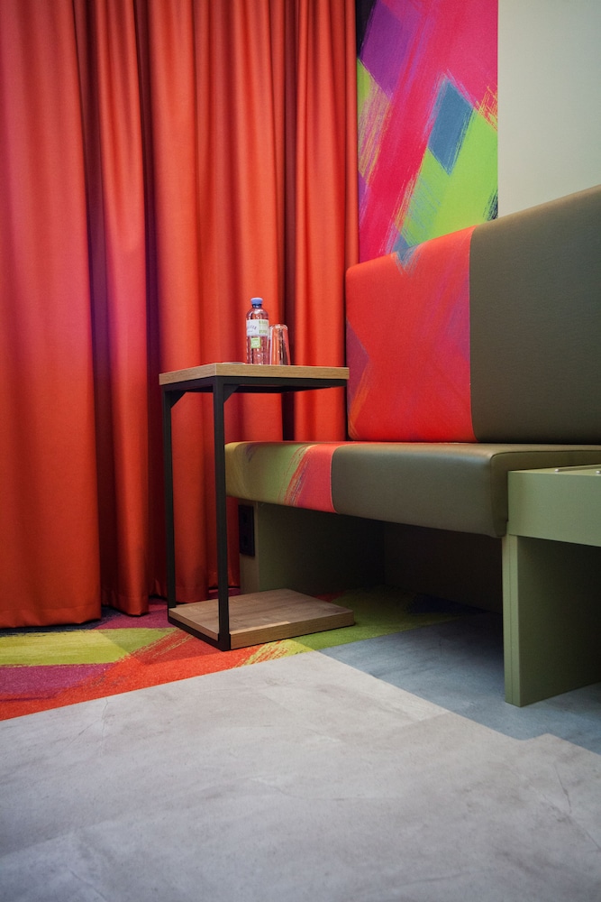 Tu habitación con dos camas: ¡Comparte habitación y duerme en tu propia cama! del hotel Ibis Styles Parndorf Neusiedler See. Foto 1