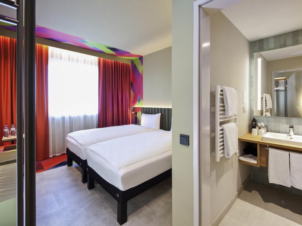 Tu habitación con dos camas: ¡Comparte habitación y duerme en tu propia cama! del hotel Ibis Styles Parndorf Neusiedler See. Foto 2