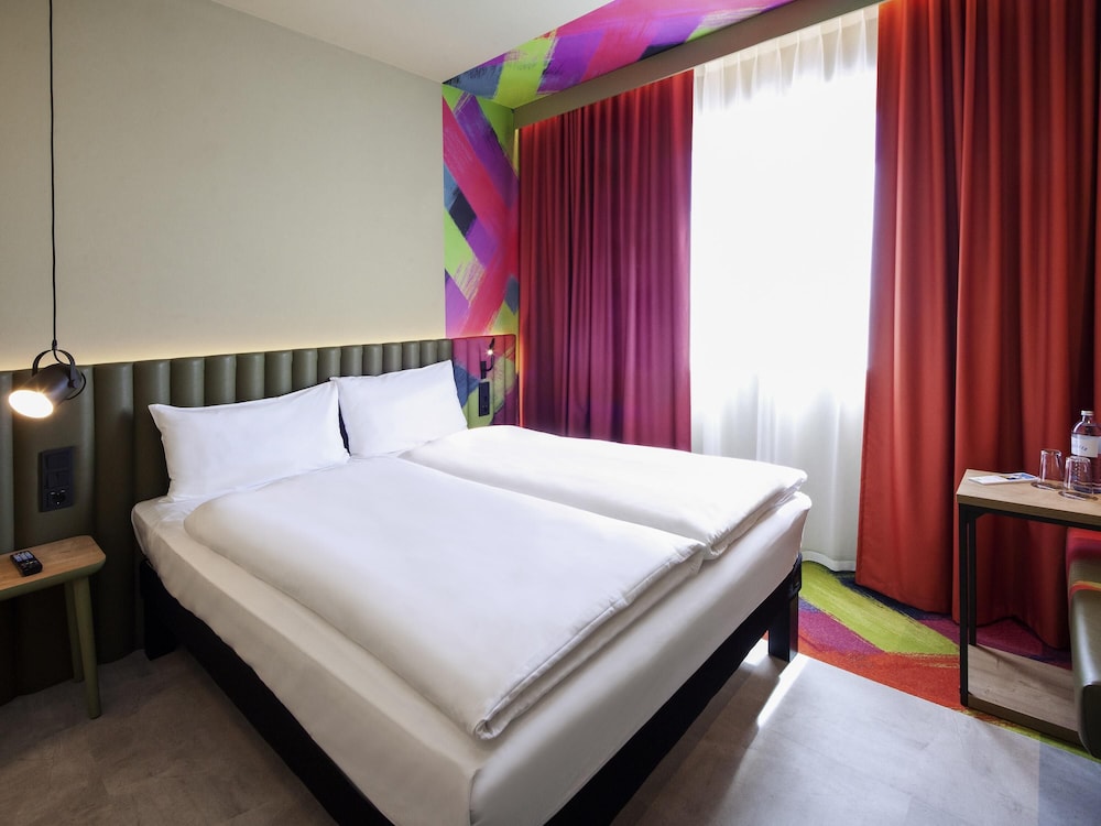 Suite Familiar Estándar con 2 habitaciones comunicadas del hotel Ibis Styles Parndorf Neusiedler See. Foto 3