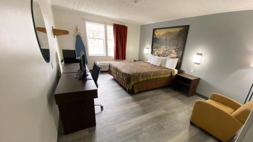 Habitación con cama grande adaptada para personas de movilidad reducida - No fumadores del hotel Executive East Syracuse