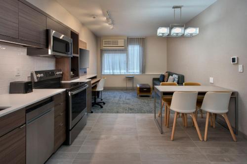 Estudio con cama extragrande y sofá cama del hotel Towneplace Suites By Marriott New York Brooklyn. Foto 1