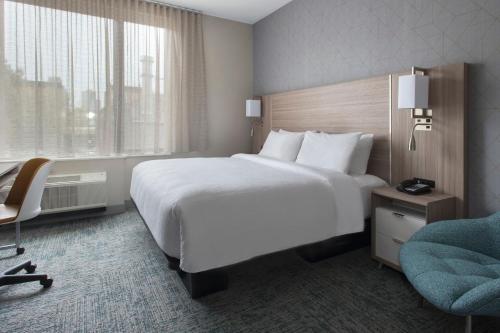 Estudio con cama extragrande y sofá cama del hotel Towneplace Suites By Marriott New York Brooklyn. Foto 2