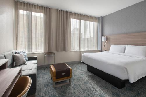 Estudio con cama extragrande y sofá cama del hotel Towneplace Suites By Marriott New York Brooklyn. Foto 4