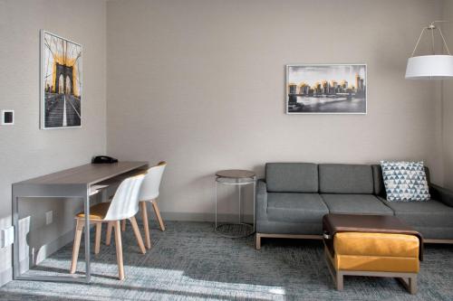 Estudio con cama extragrande y sofá cama del hotel Towneplace Suites By Marriott New York Brooklyn. Foto 5