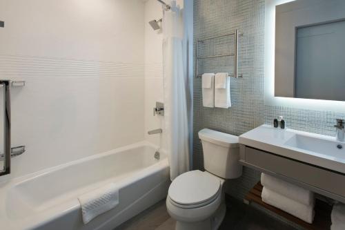 Estudio con cama extragrande y sofá cama del hotel Towneplace Suites By Marriott New York Brooklyn. Foto 10