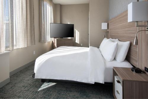 Suite de 1 dormitorio con sofá cama - Cama extragrande del hotel Towneplace Suites By Marriott New York Brooklyn