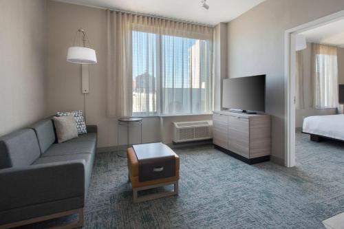 Suite de 1 dormitorio con sofá cama - Cama extragrande del hotel Towneplace Suites By Marriott New York Brooklyn. Foto 1