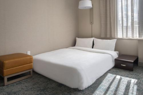Suite de 1 dormitorio con sofá cama - Cama extragrande del hotel Towneplace Suites By Marriott New York Brooklyn. Foto 2