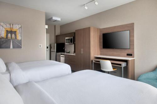 Double Queen Studio with Kitchen - Hearing Accessible del hotel Towneplace Suites By Marriott New York Brooklyn. Foto 1