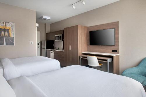 Double Queen Studio with Kitchen - Hearing Accessible del hotel Towneplace Suites By Marriott New York Brooklyn. Foto 2