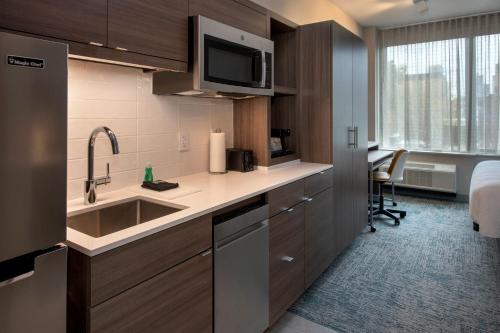 Double Queen Studio with Kitchen - Hearing Accessible del hotel Towneplace Suites By Marriott New York Brooklyn. Foto 3