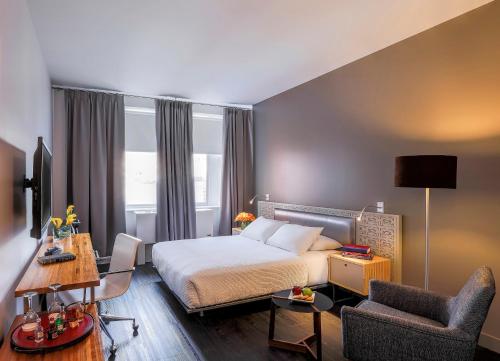 Habitación con cama extragrande. del hotel Nu Hotel. Foto 2