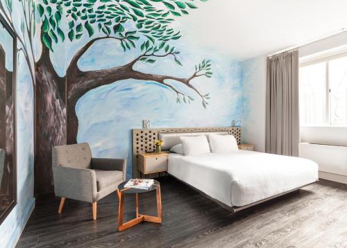 Habitación Deluxe con cama extragrande del hotel Nu Hotel. Foto 5