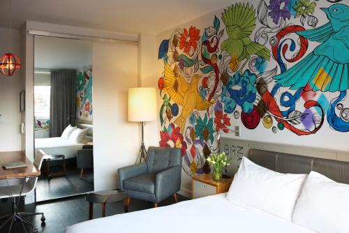 Habitación Deluxe con cama extragrande del hotel Nu Hotel. Foto 7