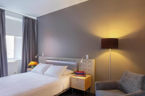 Habitación adaptada para personas de movilidad reducida con ducha a ras de suelo del hotel Nu Hotel. Foto 2