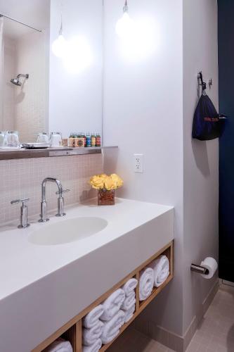 Habitación con cama extragrande. del hotel Nu Hotel. Foto 1