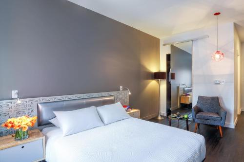 Habitación con cama extragrande. del hotel Nu Hotel. Foto 3