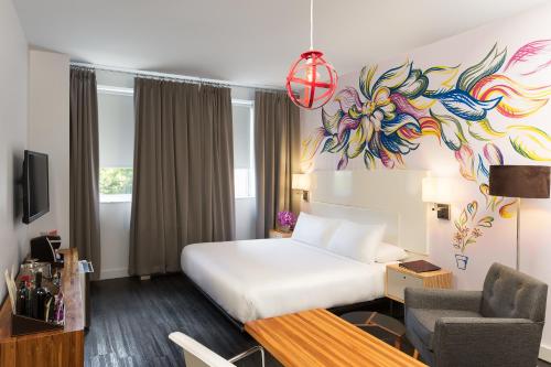 Habitación Deluxe con cama extragrande del hotel Nu Hotel. Foto 1