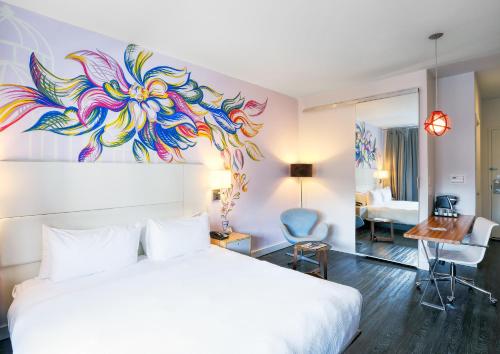 Habitación Deluxe con cama extragrande del hotel Nu Hotel. Foto 4