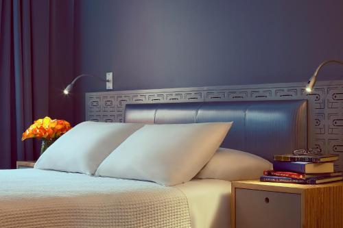 Habitación adaptada para personas de movilidad reducida con ducha a ras de suelo del hotel Nu Hotel. Foto 1