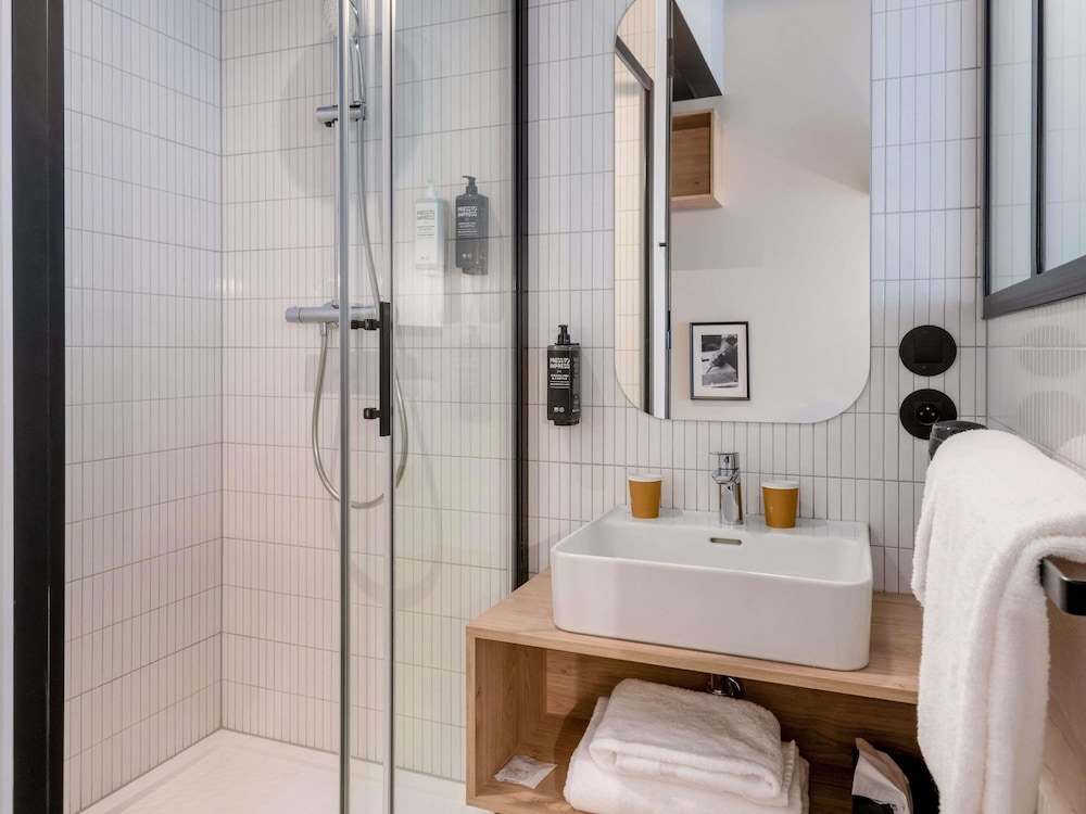 Habitación estándar con 1 cama doble, con balcón del hotel Ibis Styles Namur. Foto 6