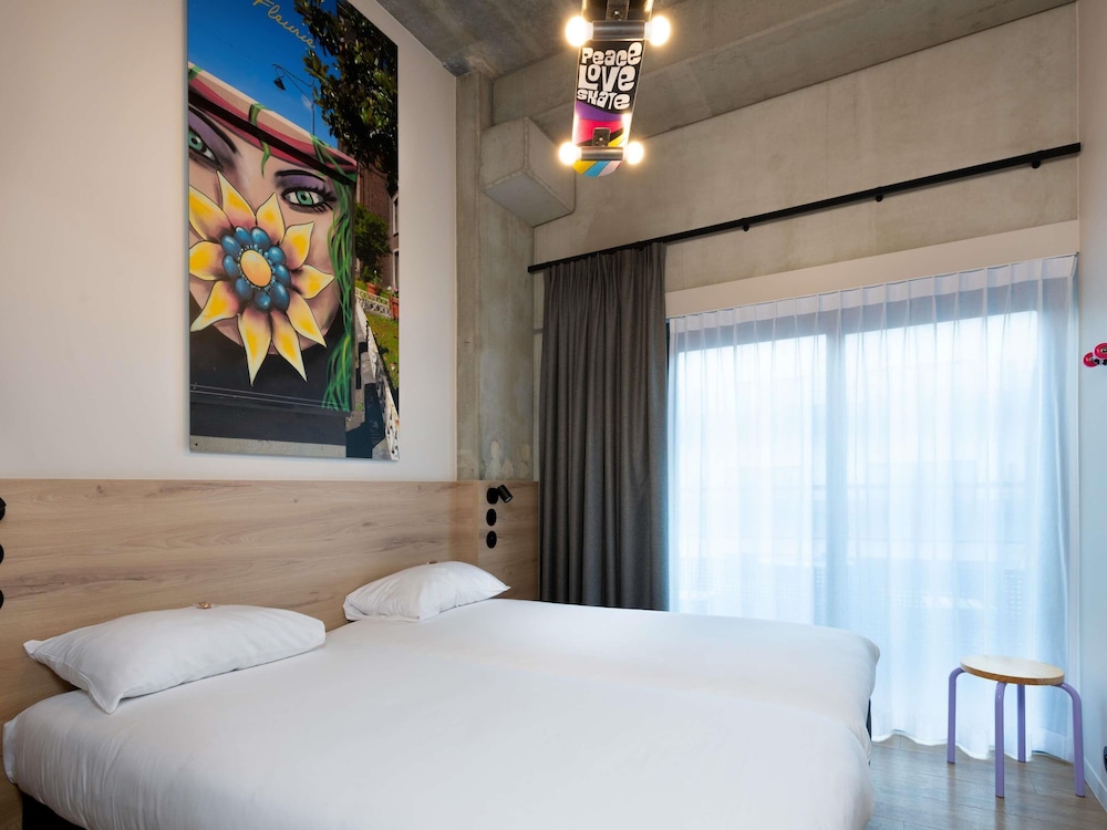 Habitación Estándar con 2 camas individuales, con balcón del hotel Ibis Styles Namur. Foto 1