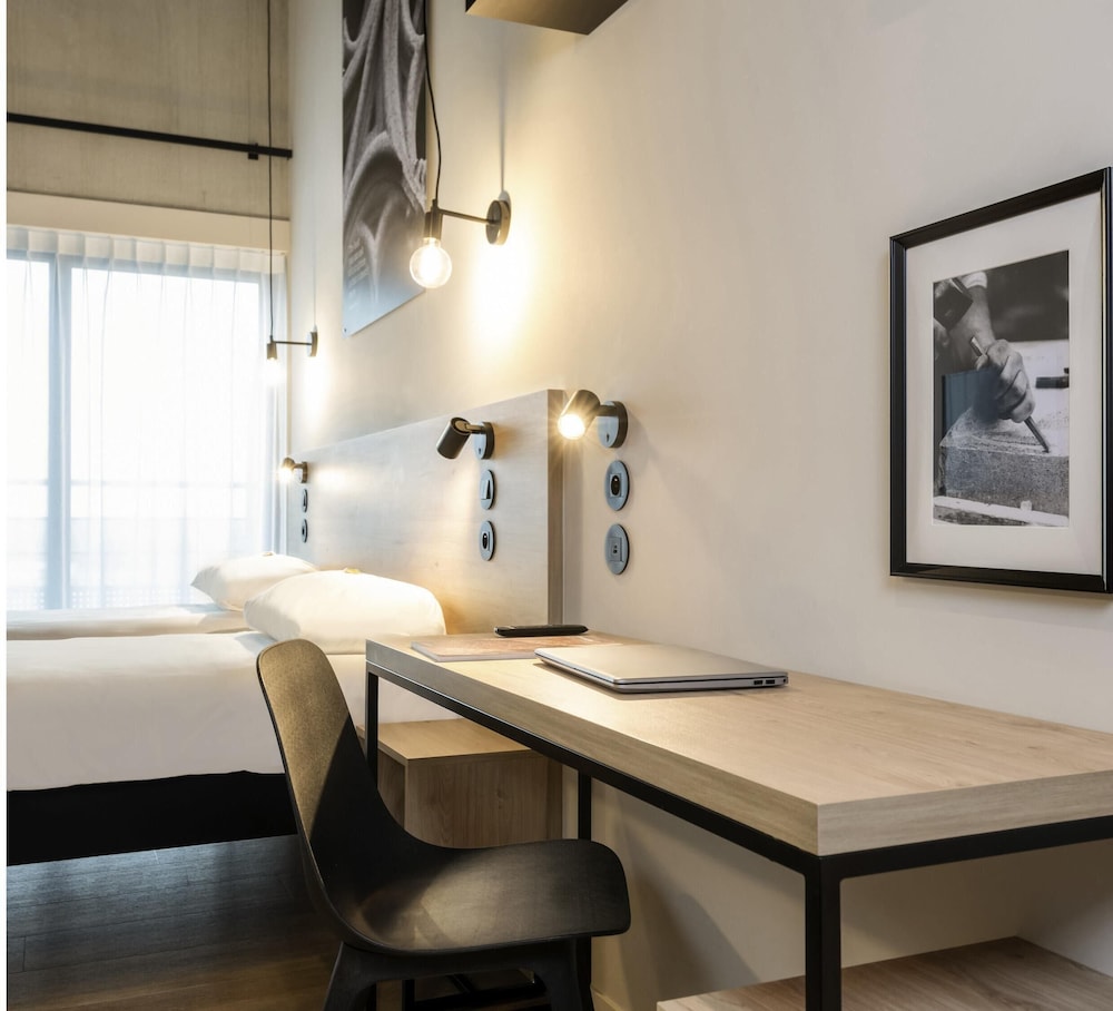 Habitación Estándar con 2 camas individuales, con balcón del hotel Ibis Styles Namur. Foto 2