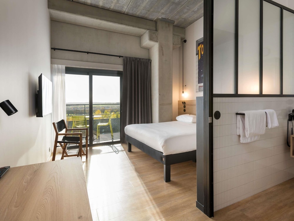 Habitación Comfort con 1 cama doble, con balcón del hotel Ibis Styles Namur