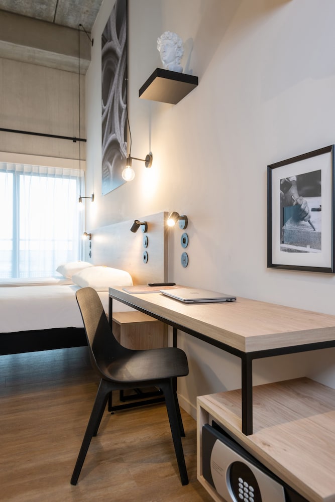 Habitación Comfort con 1 cama doble, con balcón del hotel Ibis Styles Namur. Foto 1