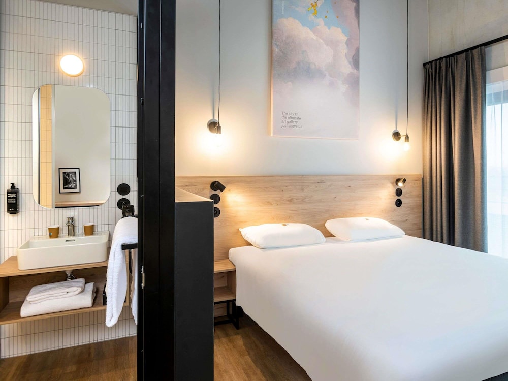 Habitación Comfort con 1 cama doble, con balcón del hotel Ibis Styles Namur. Foto 4